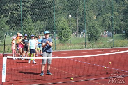 Nauka gry w tenisa na boisku w centrum